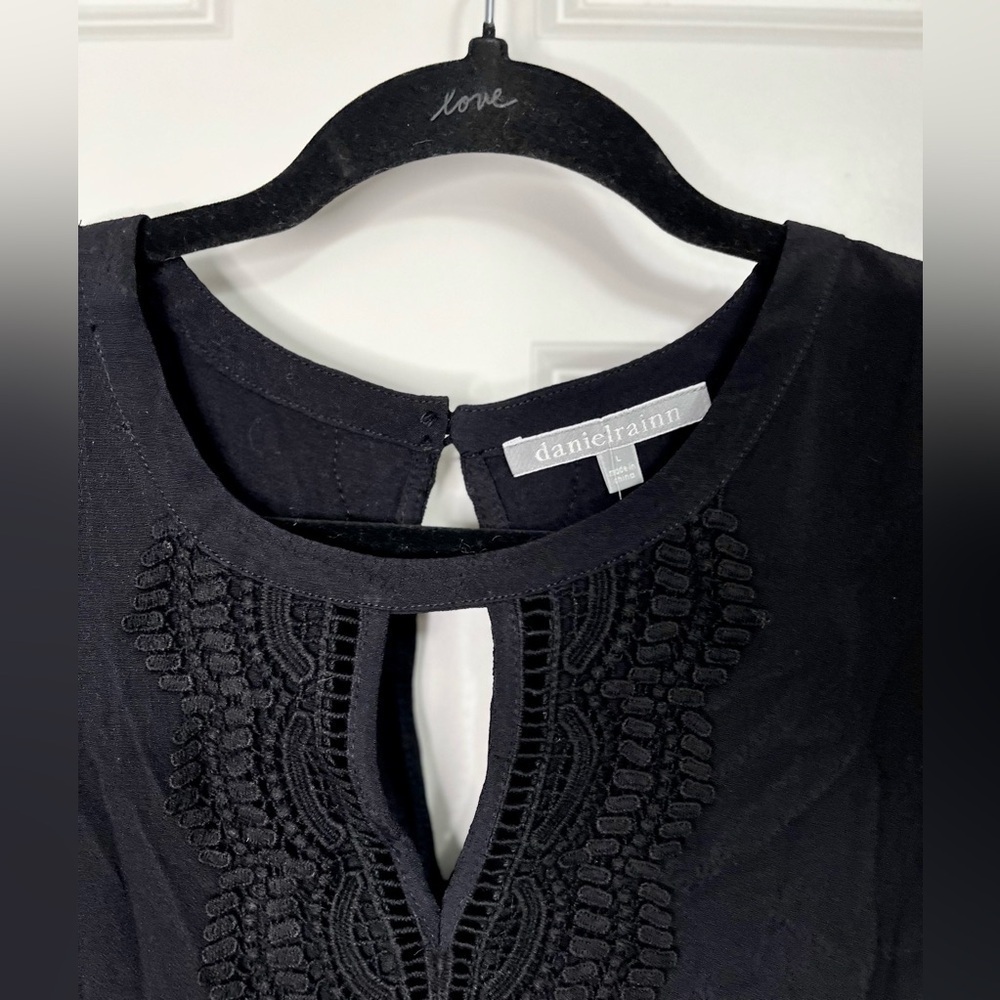 Daniel Rainn - Quin Keyhole Crochet Blouse NWT - Picture 3 of 6